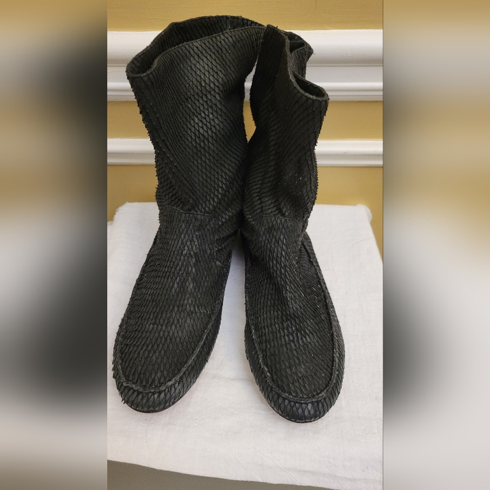 Elizabeth And James Black Reptile Embossed Leather Booties Size 11